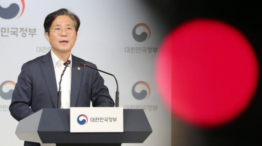 성윤모 산업통상자원부 장관이 9일 오후 서울 종로구 정부청사에서 일본 수출규제강화 조치와 관련해 브리핑을 하고 있다. / 사진=머니투데이DB