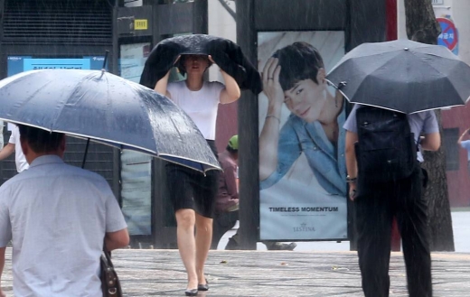 서울 청계천 앞을 지나는 시민들이 갑자기 내리는 소나기에 발걸음을 재촉하고 있다. / 사진=머니투데이DB
