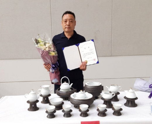 대상을 차지한 태경도예 임영택 작가의 ‘아름다운 가야 찻자리’ 작품. /사진제공=김해시