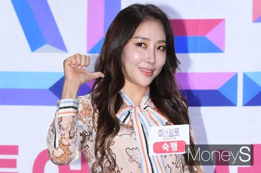 가수 숙행이 지난 4월25일 오후 서울 마포구 서교동 하나투어 브이홀에서 열린 TV조선 예능 '미스트롯' 전국투어 콘서트 제작발표회에 참석해 포즈를 취하고 있다. /사진=장동규 기자