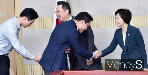 [머니S포토] 규제 샌드박스 '조우', 이의경·박용만