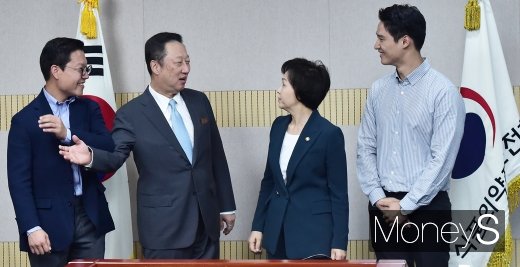 [머니S포토] '규제 샌드박스' 승인, 환담 '박용만·이의경'