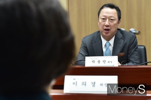 [머니S포토] '공유주방' 인사하는 박용만 대한상의 회장
