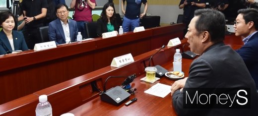 [머니S포토] '공유주방 활성화' 논한 박용만 회장