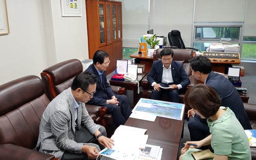 신우철 완도군수(왼쪽 두번째)가 정인화 국회의원에게 내년부터 본격적인 건립 공사에 들어갈 완도 해양치유센터 건립 공사비 지원 등 국비확보를 위한 설명을 하고 있다. /사진제공=완도군
