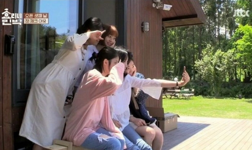 아이유와 김해 시스터즈. /사진=JTBC '효리네민박' 방송캡처