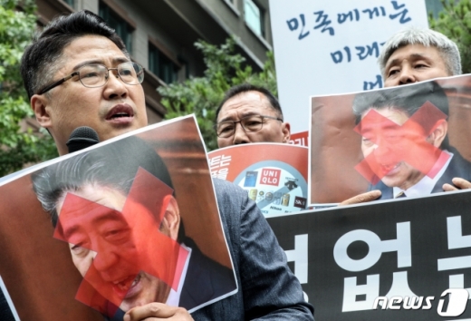 15일 오전 서울 종로구 일본대사관 앞에서 한국중소상인자영업자총연합회 회원들이 '과거사 반성 없는 일본의 무역보복 규탄 및 일본제품 판매중단 확대 선포 기자회견'을 하고 있다./사진=뉴스1 DB