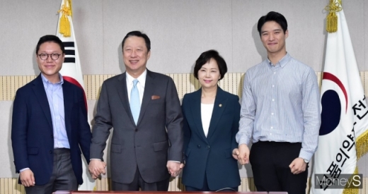 15일 박용만 대한상공회의소 회장(왼쪽에서 두번째)이 서울 목동에 위치한 서울지방식품의약품안전청을 방문, 이의경 의약처장(오른쪽에서 두번째)과 인사를 나눈 후 포토타임을 갖고 있다. / 사진=임한별 기자