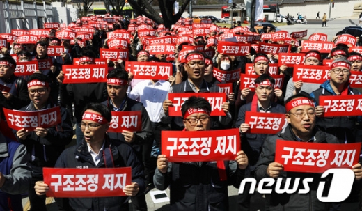 6개 카드사 노동조합으로 구성된 카드사노동조합협의회 소속 회원들이 8일 오후 서울 세종대로 정부서울청사 앞에서 열린 총파업 결의대회에서 구호를 외치고 있다./사진=뉴스1