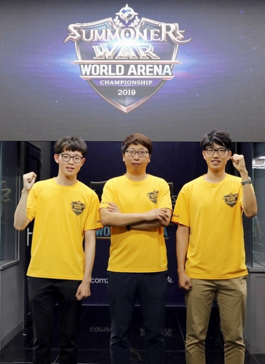 예선을 통해 지역 그룹 스테이지 진출권을 확보한 세 명의 선수가 기념사진을 찍고 있다. /사진=컴투스