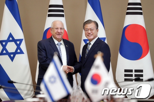 루벤 리블린 이스라엘 대통령과 문재인 대통령이 15일 오전 청와대 본관 집현실에서 정상회담에 앞서 악수하고 있다. /사진=뉴스1