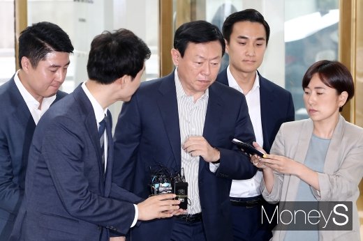 [머니S포토] 신동빈 회장, 롯데그룹 사장단 회의 참석