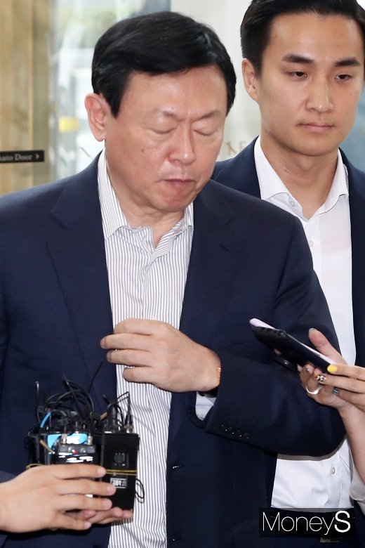 [머니S포토] 악화된 한일 관계 두눈 질끈 신동빈 회장, 롯데그룹 입장은?