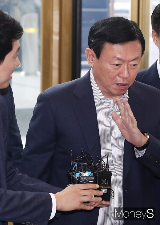 [머니S포토] 취재진 질문 답변 사양하는 신동빈 롯데그룹 회장