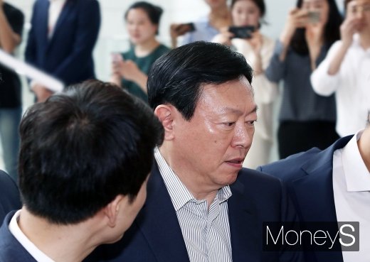 신동빈 롯데그룹 회장이 16일 사장단 회의에 참석하기 위해 롯데월드타워 로비로 진입하고 있다./사진=임한별 기자