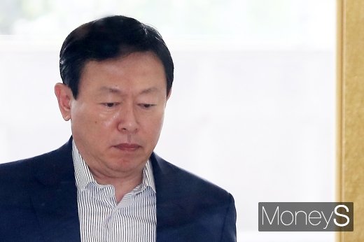 [머니S포토] 무거운 표정의 신동빈 회장