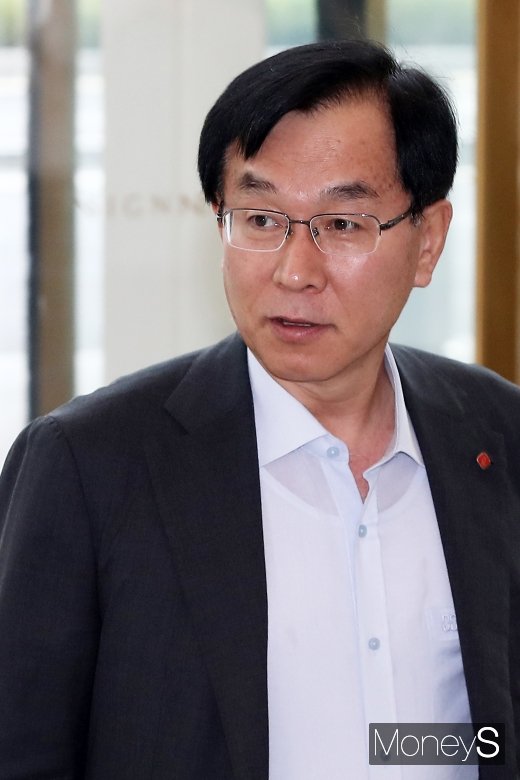 [머니S포토] 롯데 사장단 회의 참석한 김용수 롯데 중앙연구소장