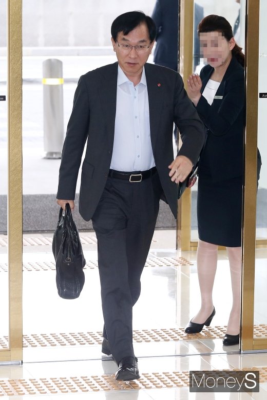 [머니S포토] 출근하는 김용수 롯데 중앙연구소장