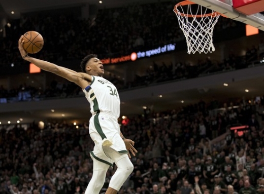 'ESPN'이 선정한 2019-2020시즌 NBA 파워랭킹 1위에 선정된 밀워키 벅스의 포워드 야니스 아데토쿤보. /사진=로이터