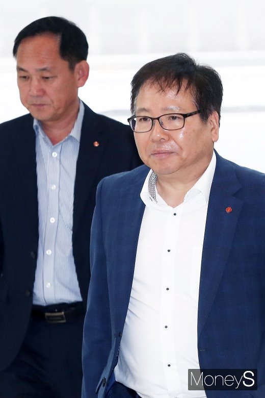 [머니S포토] 사장단 회의 참석한 김용기 롯데유통사업본부 대표