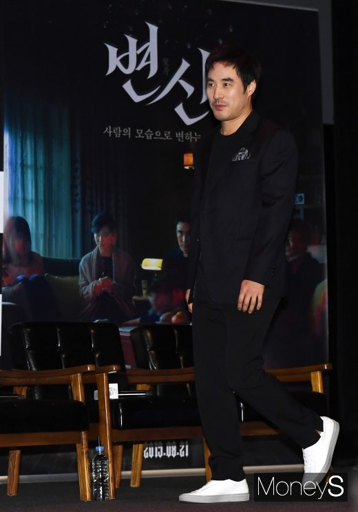 [머니S포토] 배성우 '구마사제로 변신'
