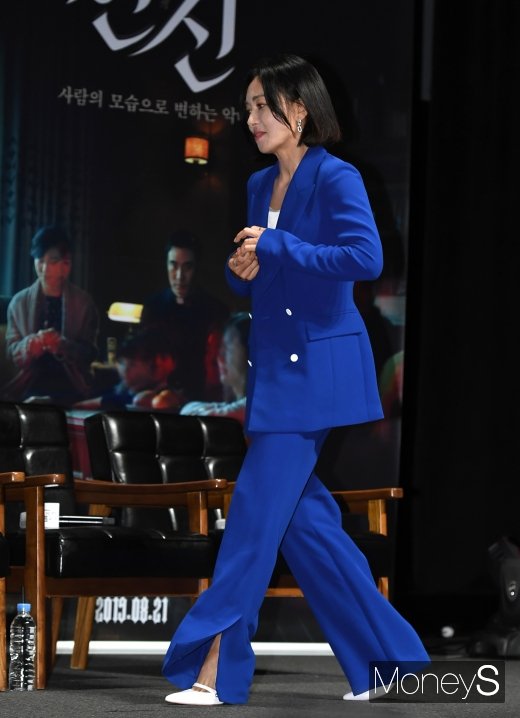 [머니S포토] 장영남, 시선 잡는 블루슈트 패션
