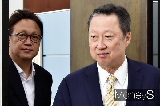 [머니S포토] '청년스타트업 지원' 국회 찾은 박용만 회장