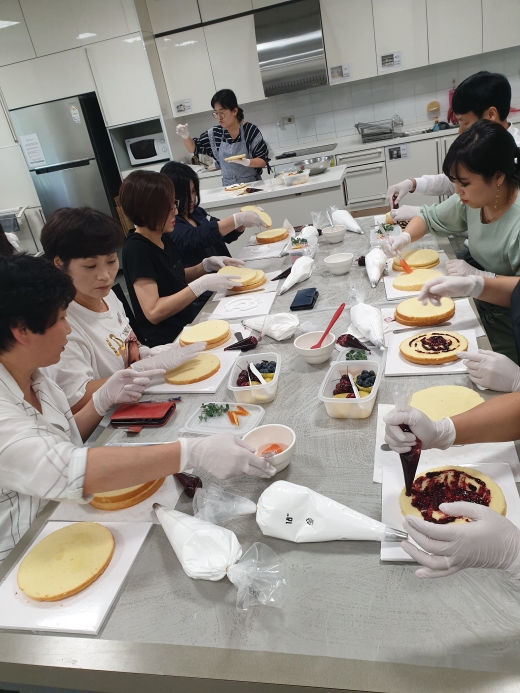 롯데아울렛 광주 수완점 여성 직원들이 케익을 만들어 보는 시간을 갖고 있다. /사진=롯데백화점 광주점 제공
