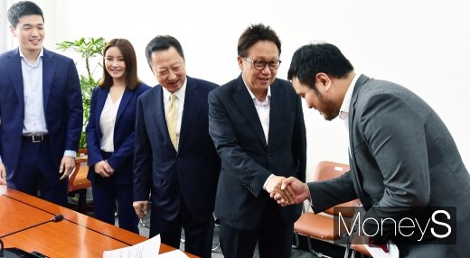 [머니S포토] 국회 정무위원장 찾은 청년 스타트업 대표들