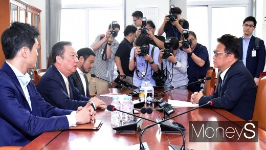 [머니S포토] 박용만 회장, 청년 스타트업 건의사항 전달
