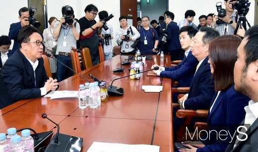 [머니S포토] 청년 스타트업의 현실 전하는 민병두