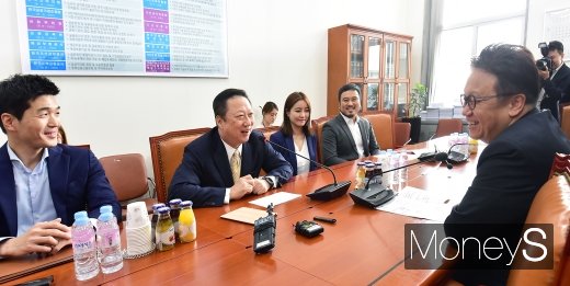 [머니S포토] 무거운 논의 앞서 환담하는 박용만-민병두