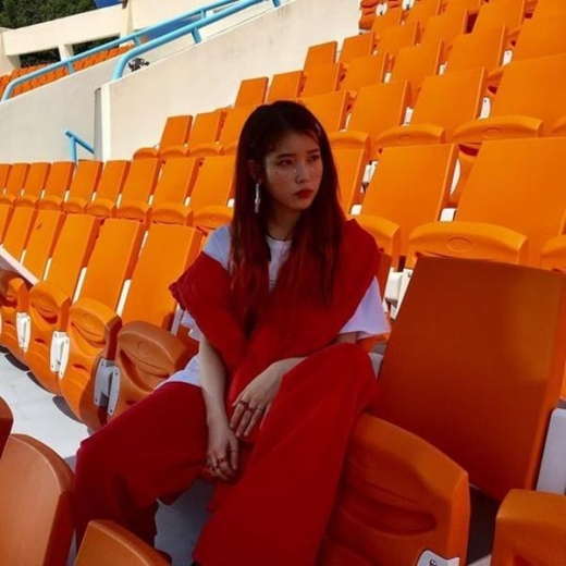 아이유, '삐삐'MV 1억뷰 돌파… 비하인드컷 공개