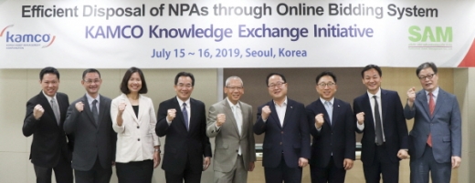 7월15~16일 캠코양재타워에서 태국 중앙은행 산하 태국자산관리공사(SAM) 임직원 5명을 대상으로 실시한 온라인 공공자산 거래시스템(온비드) 연수에서 남궁 영 캠코 공공개발본부장(오른쪽 네번째)과 니욧 마사비숫(Niyot Masavisut) 태국자산관리공사(SAM) 사장(오른쪽 다섯번째)이 관계자들과 함께 사진촬영을 하고 있다./사진제공=캠코