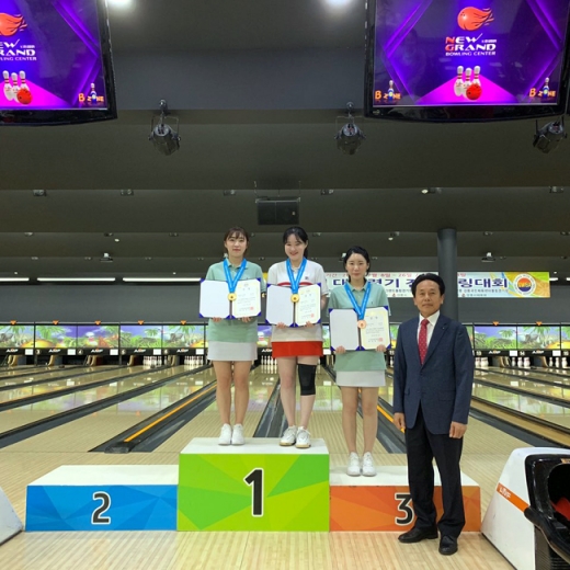 제34회 대통령기 전국볼링대회에서 2관왕을 차지한 곡성군청 볼링팀 김문정 선수(가운데). /사진제공=전남도체육회