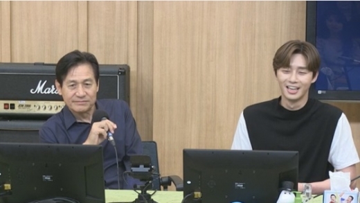 안성기(왼쪽) 박서준. /사진=SBS 두시탈출 컬투쇼 화면 캡처    
