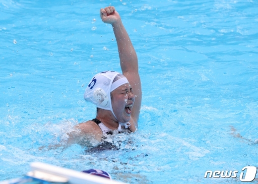 16일 광주 광산구 남부대학교에서 열린 '2019 광주 세계수영선수권대회' 여자 수구 예선 B조 대한민국-러시아 경기에서 대한민국 수구 역사상 첫골을 성공시킨 후 환호하고 있는 경다슬. /사진=뉴스1