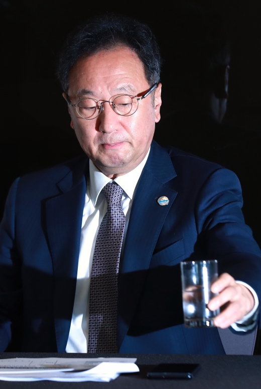 이우석 코오롱제약 대표이사가 4일 오전 서울 중구 한국프레스센터에서 인보사 사태 관련 투약환자 안전관리 종합대책안을 발표한 뒤 물을 마시고 있다./사진=이동훈 기자