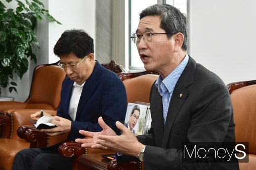 [머니S포토] 한일관계 기업 애로사항 발언하는 김학용 위원장