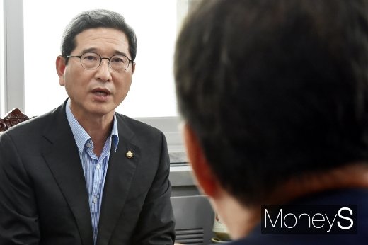 [머니S포토] 김학용 위원장 