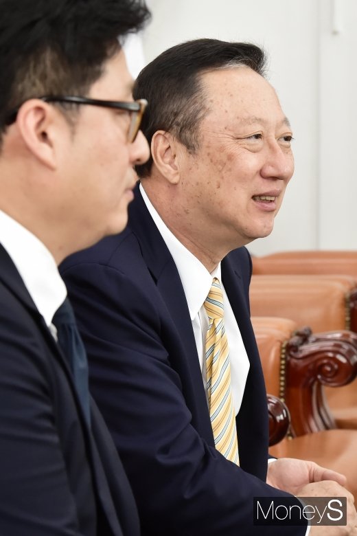 [머니S포토] 국회 환노위원장 발언 경청하는 박용만