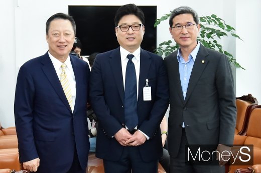 [머니S포토] 박용만-한정훈, '스타트업 지원' 김학용 환노위원장 예방
