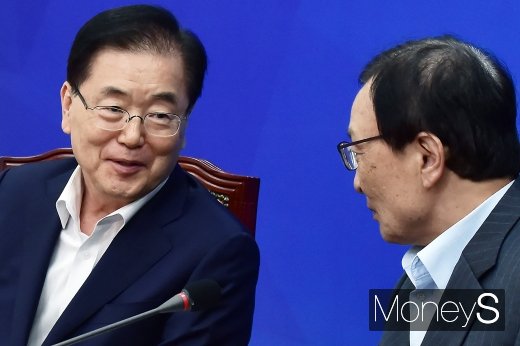 [머니S포토] 일본 경제보복 대책 당청, 의견 나누는 정의용-이해찬