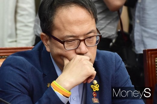 [머니S포토] 고심에 고심… 일본 경제보복 대책 고민하는 박주민