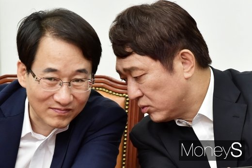 [머니S포토] 의견 나누는 최재성 일본경제보복대응특위원장