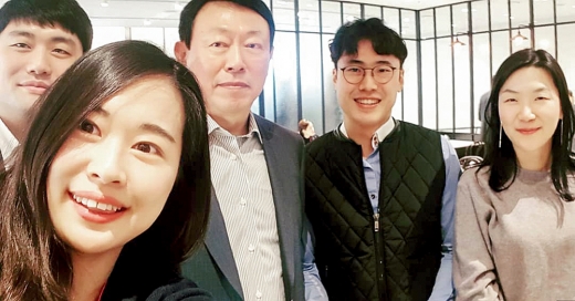 구내식당에서 직원들과 신동빈 롯데 회장이 찍은 사진. /사진제공=롯데그룹