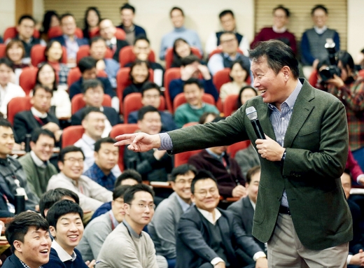 최태원 SK 회장이 최근 서울 종로구 SK서린빌딩에서 열린 ‘행복 토크’에서 구성원들과 행복키우기를 위한 작은 실천 방안들에 대해 토론하고 있다. /사진제공=SK