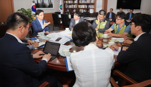 김경수 도지사가 보건의료산업노조와 서부경남 공공병원설립 도민운동본부 관계자들과 면담을 가졌다./사진제공=경남도 