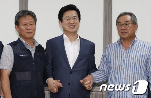 대전 시내버스 노사가 파업을 하루 앞두고 마라톤 협상 끝에 극적인 타결을 이뤘다. 16일 오후 대전 버스운송조합 회의실에서 열린 대전 시내버스 노사정 간담회에서 임금 인상률과 무사고 수당 등 절충안에 합의했다. 사진 왼쪽부터 김희정 대전시 버스노조 위원장, 허태정 대전시장,김광철 대전시 버스운송사업조합 이사장. /사진=뉴스1