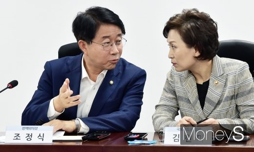 [머니S포토] 택시제도 개편 당정협, 의견 나누는 조정식-김현미